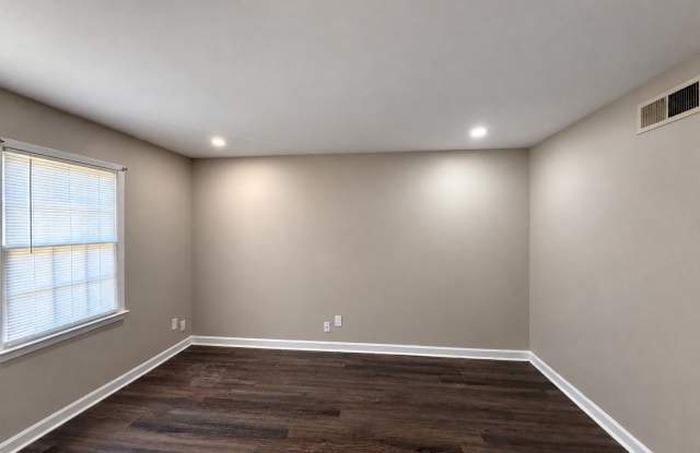 Two bedroom, 1.5 bath in Graham--McAden Place Gallery 3