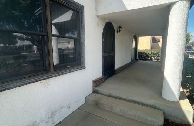 Charming 3 bedroom cottage with lawn service in North Hanford Gallery 3