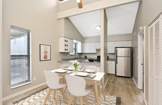 Cedar Ridge Apartments and Townhomes Gallery 2