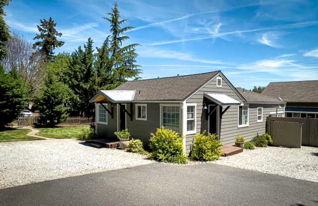 Kelsey's Cottage: Fully Furnished 2 bd/1ba Jacksonville Cottage, Large yard! $300 Utility Fee photos photos