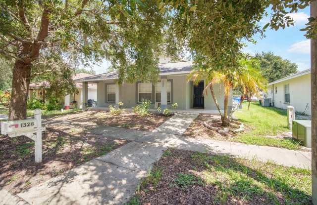 This Single-family home in Ruskin features an Open-Concept Layout photos photos