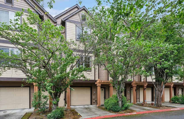 775 SW Dillan Drive ~ Gorgeous Tri-Level Townhome Gallery 3
