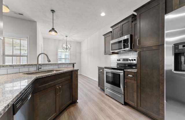 NEW LUXURY 3 BED 2 BATH 2 CAR GARAGE DUPLEX Gallery 4