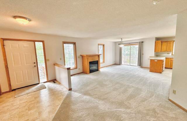 Fantastic 3 bed 3 bath townhome in Coon rapids! photos photos