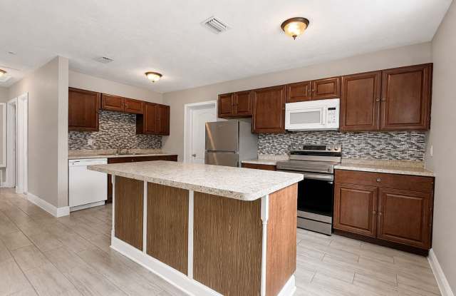 Updated 3 Bedroom Home with Bonus Florida Room, Workshop & Fenced Yard Gallery 4