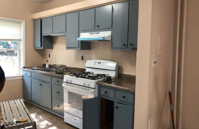 Great Home!! Updates in Progress! Spacious Living Area! Back Yard! Washer/Dryer Hook-Ups! Gallery 4
