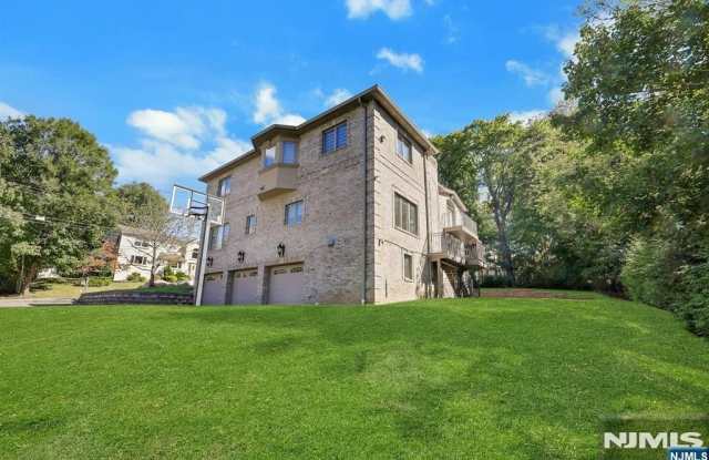 65 Ross Avenue Gallery 4