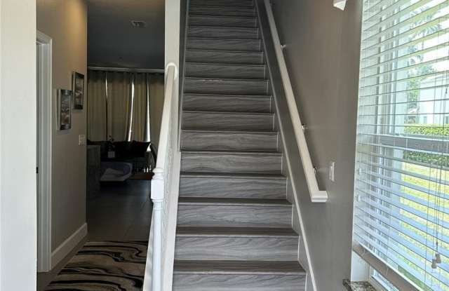 1421 RETREAT Circle Gallery 2