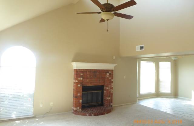 Spacious 2 story house on large corner lot Gallery 4