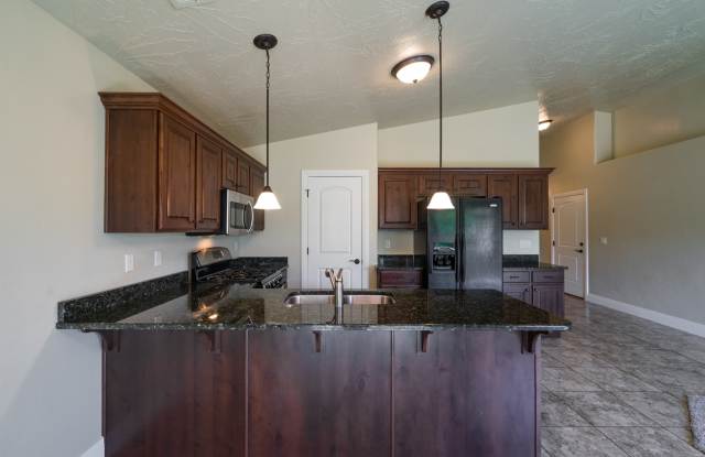Pet Friendly 3 Bed 2 Bath Home With 2 Car Garage Gallery 4