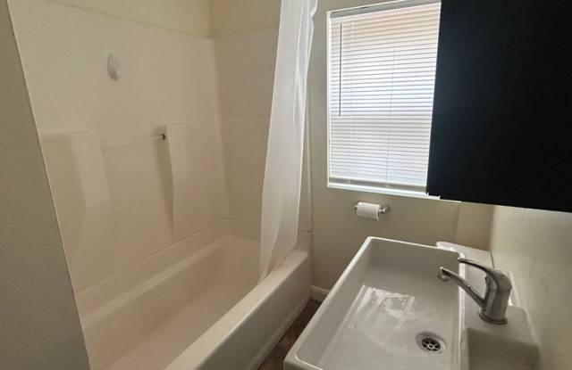 Charming Apartment Just off of Moody Gallery 3