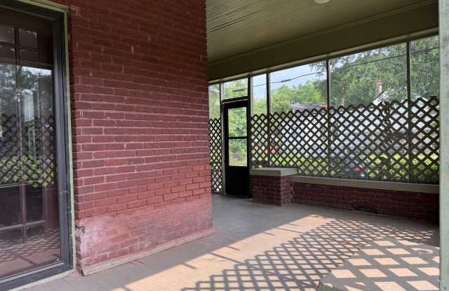 2301 W 17th St., Little Rock AR 72202 - Classic Character Large 3br 1ba w/den and separate dining, large corner lot. Gallery 4