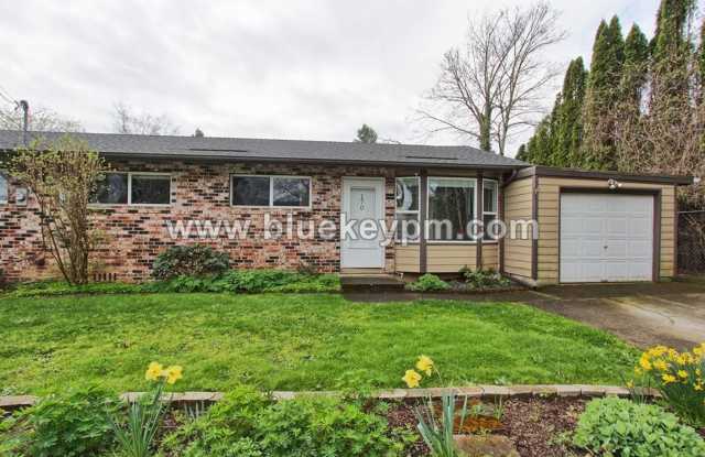 3 Bed, 1 Bath Duplex With Fenced Yard in Gresham Near Gresham High School photos photos