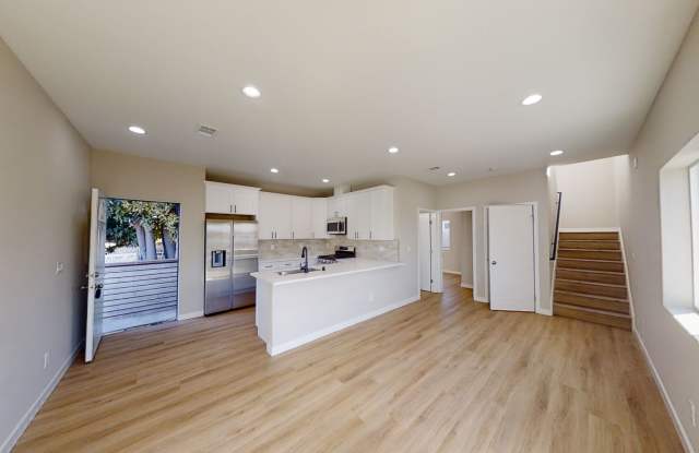 4BD/2BA on Stewart! Gallery 2