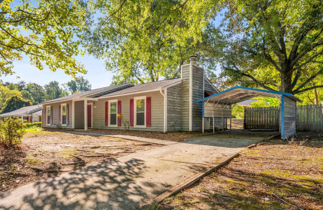 SW, Large Ranch home, Vaulted Ceilings, Fire Place, Fenced Yard! Gallery 3