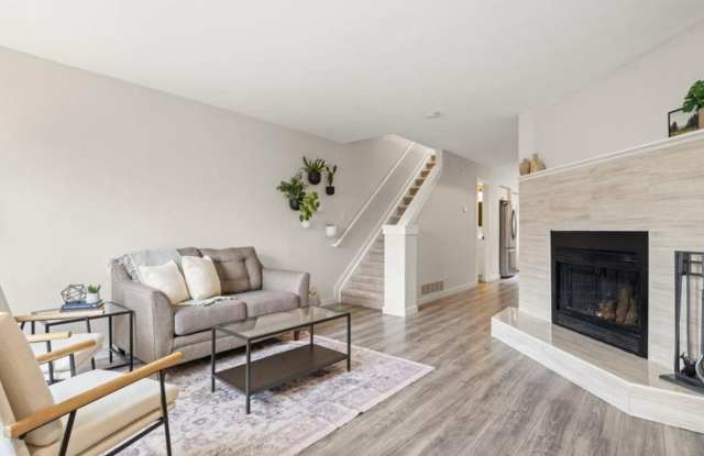 2 Bedroom 1.5 bath Townhome in Edgewater Gallery 3