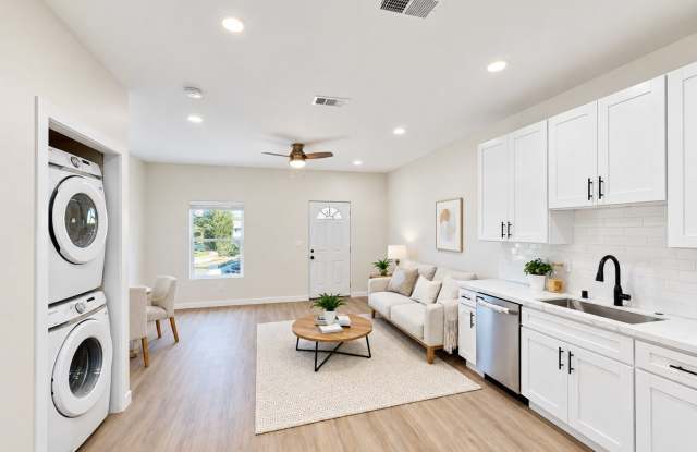 Cozy 4BD/2BA House on Gary with Beautiful Yard Gallery 4
