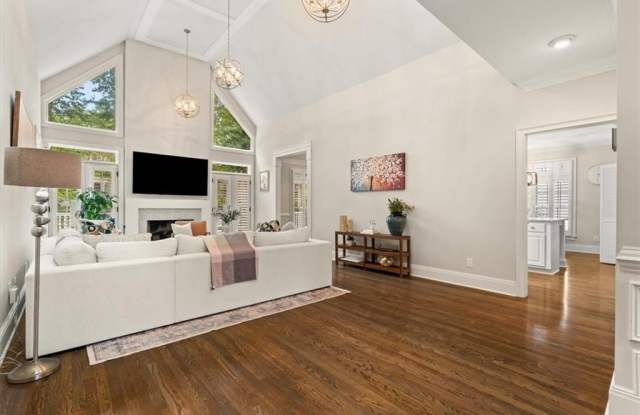 4512 Woodhaven NE Gallery 3