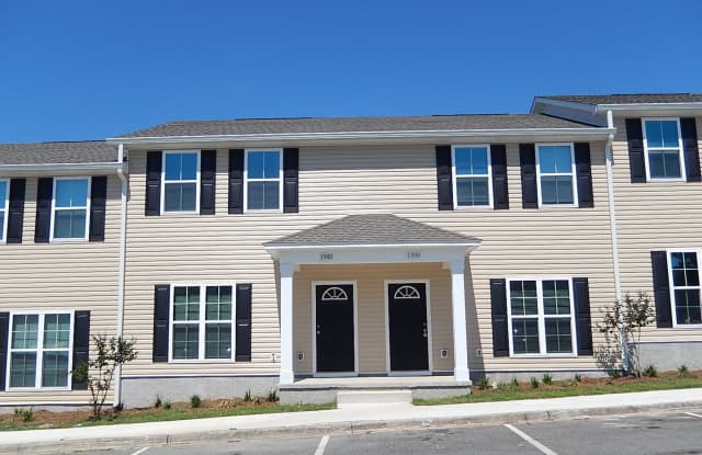 NEWER 3/3 w/ Black Appliances, Washer/Dryer,  Deck! Mins to FSU  TCC! Community Pool/Gym! $1450/month Avail NOW! - 1988 Green Castle Lane, Tallahassee, FL 32304