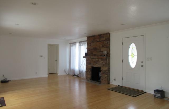 Large and bright 3 bed, 2 bath corner lot rambler on Kent's East Hill -RENT $2995.00 Gallery 3