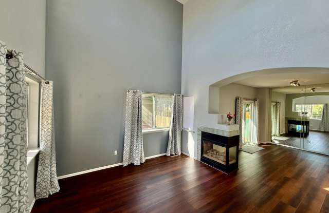 Beautiful 2 Bedroom Townhome- Minutes from Fort Carson Gallery 4