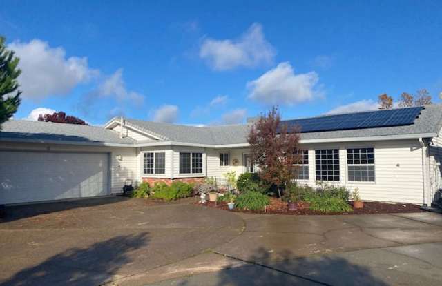 Nice Home w/ Pool! - 7597 Terra Linda Way, Redding, CA 96003