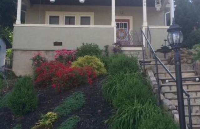 Charming Two Bedroom Home Overlookong Charleston - 204 Sunset Drive, Charleston, WV 25301