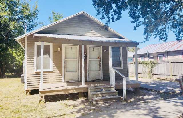 Adorable 2 bedroom 2 bath home available NOW! - 402 Lamar Street, Lafayette, LA 70501