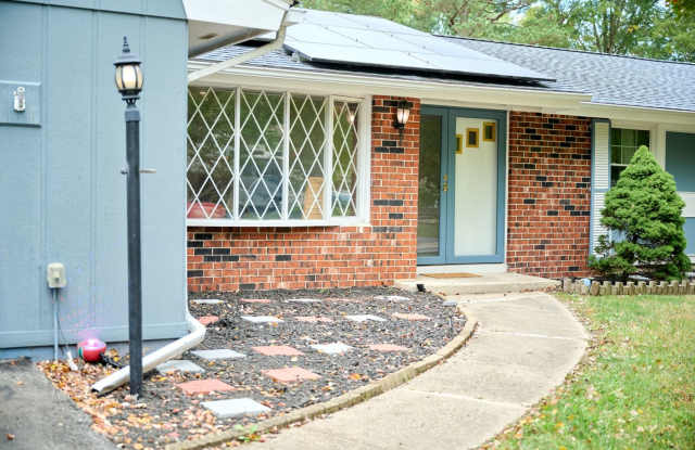 Spacious 4BR/2BA Furnished Home w/ Utilities, Mini Gym  Large Fenced Yard – Pinefield, Waldorf MD photos photos