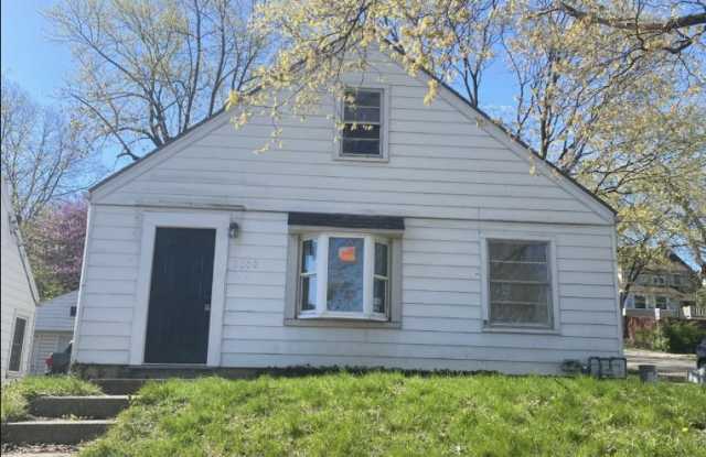 2002 Deanwood Avenue photos photos
