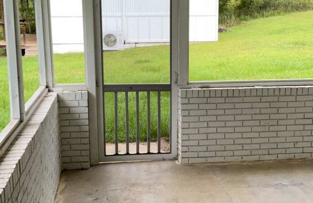 Gorgeous 4/2 Brick Home in Marianna on a Well with Bonus Building Gallery 4