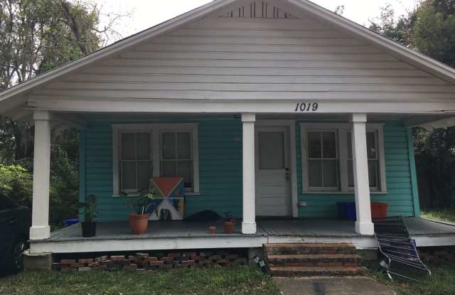 Large 4 Bedroom, 2 Bathroom House Gallery 1