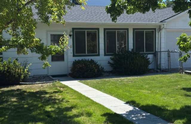 Charming 2‑Bed, 1‑Bath Hamilton Home with Attached Double Garage photos photos