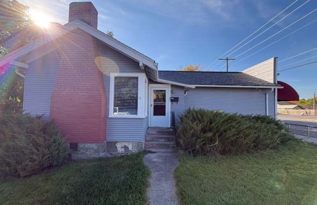 University Area 2 Bed 1.5 Bath Single Family Home For Rent Gallery 1