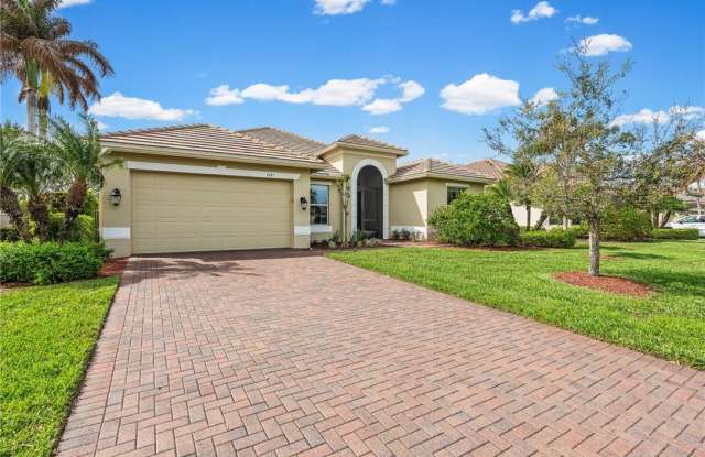 4245 Diamond Square Gallery 1