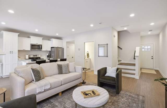 Fully Furnished 3 Bedroom Town Home Gallery 2