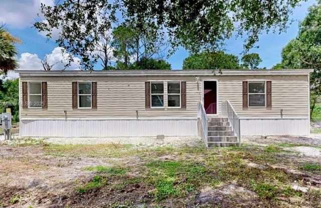 720 N Riverside St photos photos