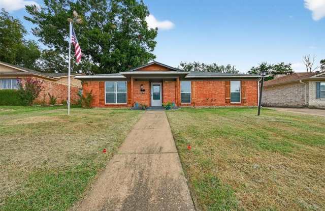 112 S Wood Avenue - 112 South Wood Avenue, Denison, TX 75020