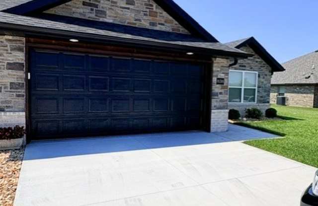 BRAND NEW Patio Home in Tiffany Highlands in Nixa - FOR LEASE Gallery 1