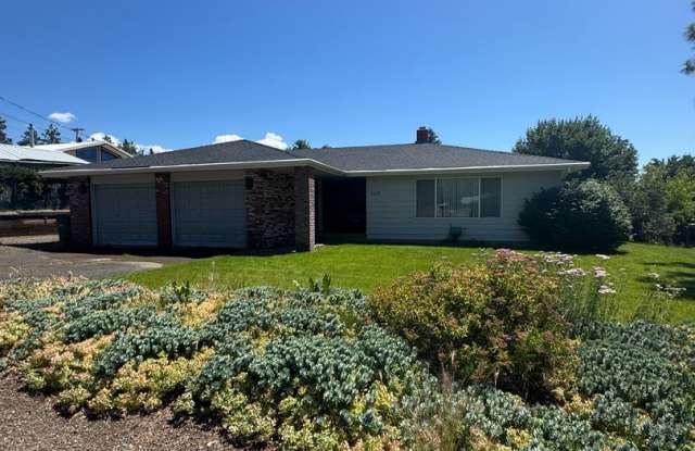 3 bed 2 bath house with attached garage and beautiful back yard Gallery 1
