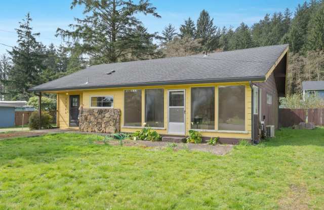 Quaint, inviting 4-bdrm/2-bath home in Cloverdale. Serene living, huge yard, covered patio photos photos