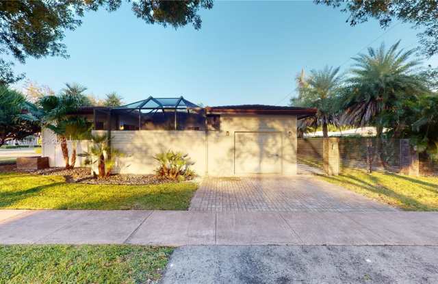 4927 Riviera Dr Gallery 3