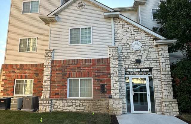 3 Bedroom Apartment Style Condo in West Des Moines - 6255 Beechtree Drive, West Des Moines, IA 50266