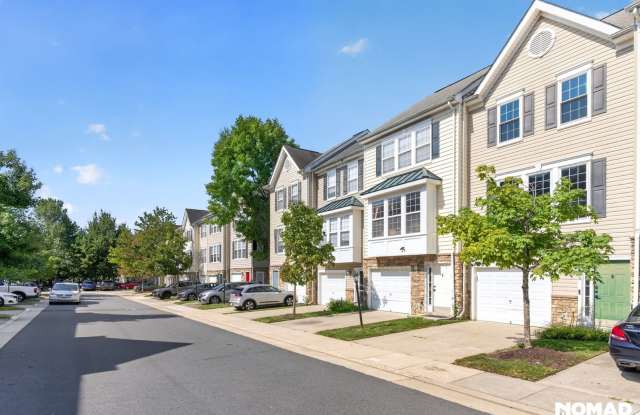 Spacious 3-Bed, 3-Bath Townhouse in Sterling (1,460 sq ft) Gallery 3