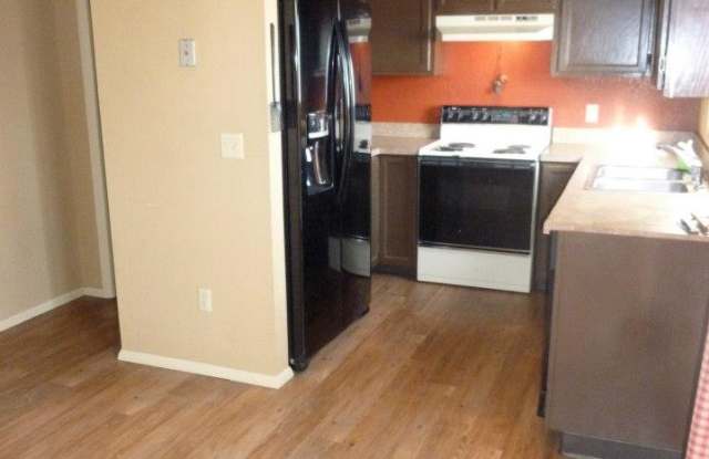 Cute & Clean 3 bedroom Townhome in the Heights Gallery 3