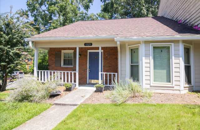Spacious Corner Lot 2bd/2ba Ranch Townhome in Quiet Neighborhood  Perfect for Roommates! Gallery 3