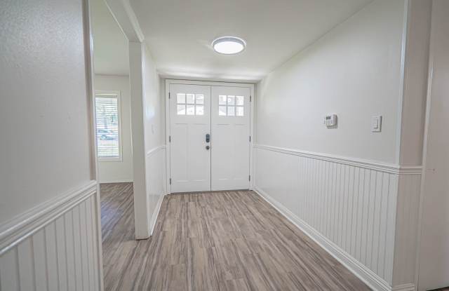 Newhall Single Story Home For Rent  in Oakridge Tract. Gallery 3