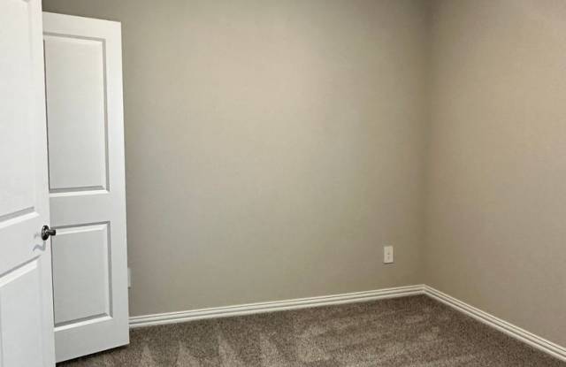Single Family Home_3 Bed & 2 Bath Gallery 4