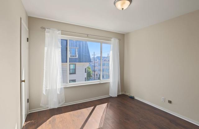 BRIGHT! 2BR/2BA! ON-SITE LAUNDRY! Parking! STUNNING Roof Deck! Elevator! Gallery 4