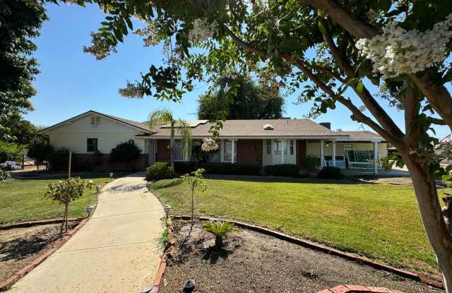 Country Estate Living at its BEST - 4 Bedrooms, 3 Bathrooms in Delano - Liberty One Real Estate Group photos photos